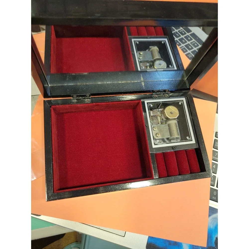 Vintage black lacquer Avon Presidents sales competion‎ jewelry Music box, works